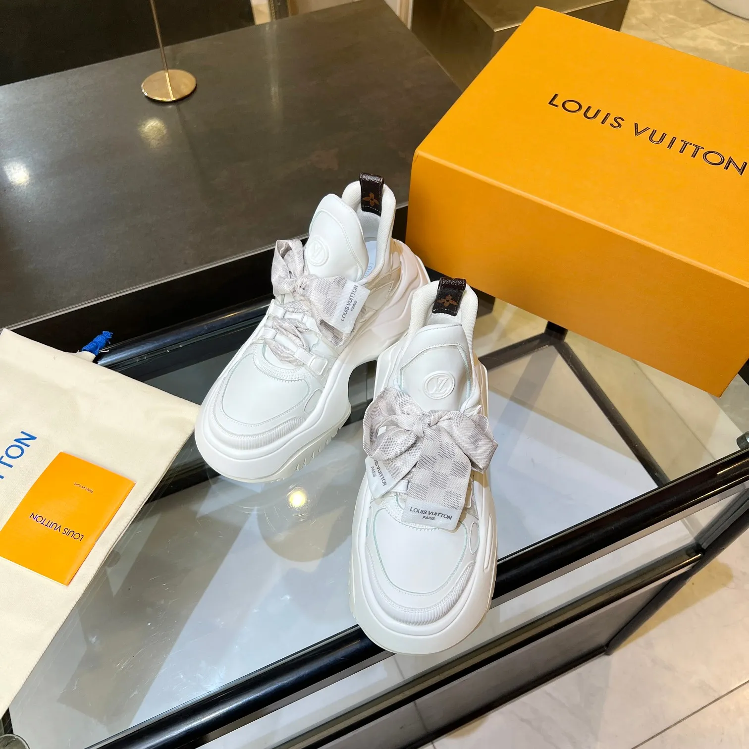 👟👟Ex-factory price 760👟👟 Nicolas Ghesquieye once again refined the design essence of LVArchlight sneakers to create LVArchlight2.0 platfrm sneakers. The combination of multiple technical materials, the wide outsole and the exaggerated tongue highlight the series' recognition, and the latter is marked with the LVCirCle logo 35-41